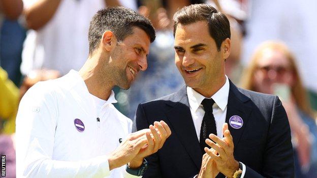 Novak Djokovic (l) and Roger Federer (r)