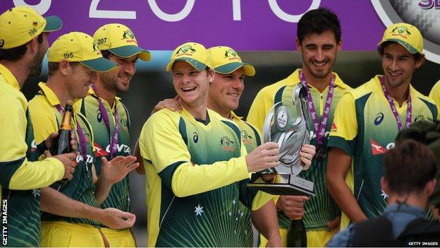 Steve Smith and the Australia team celebrate with the Trophy after victory in the 5th Royal London One-Day International match between England and Australia at Old Trafford on September 13, 2015 in Manchester, United Kingdom