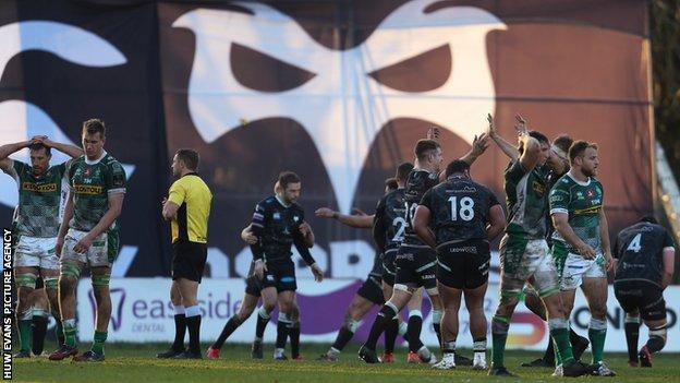 Ospreys players celebrate after Stephen Myler's matchwinning conversion