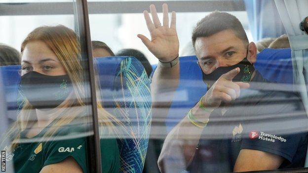 Australiens Softballmannschaft in einem Bus nach Ota