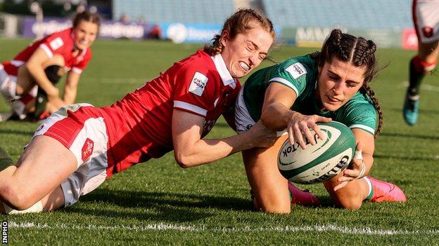 Amee-Leigh Crowe Murphy scores Ireland's opening try