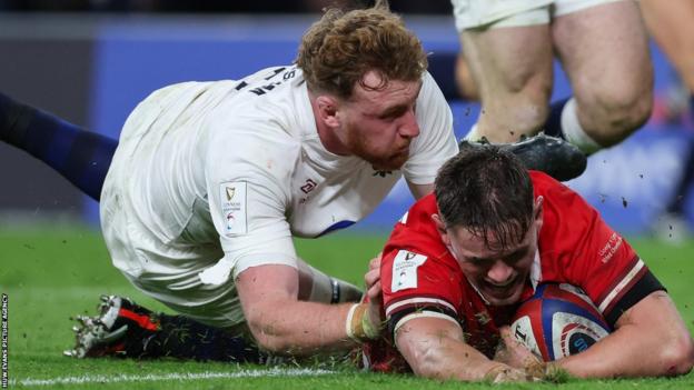 Wales flanker Alex Mann evades Ollie Chessum to score against England