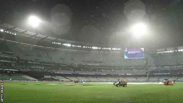 El campo está cubierto en el Melbourne Cricket Ground