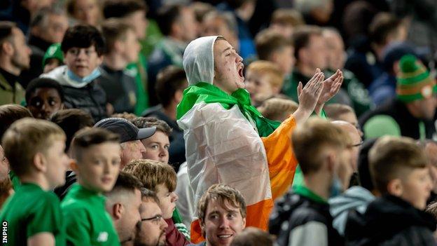 Les fans de la République d'Irlande encouragent leur équipe lors d'un match amical contre le Qatar à Dublin