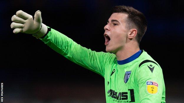 Joe Walsh: Queens Park Rangers sign goalkeeper from Gillingham - BBC Sport