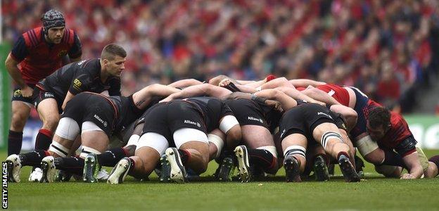 Saracens have the put-in at a scrum against Munster