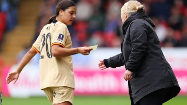 Sam Kerr y Emma Hayes intercambian una nota durante la semifinal de la Copa FA Femenina