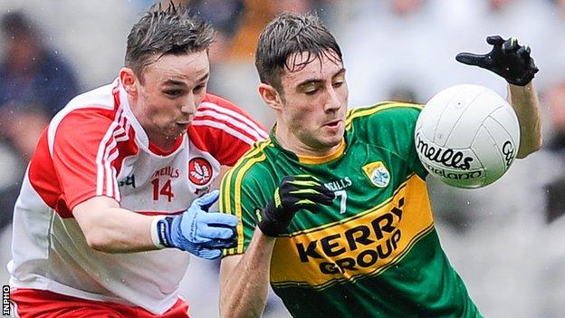 Derry's Francis Kearney moves in to challenge Daniel O’Brien of Kerry