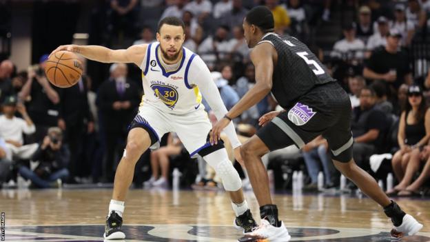 Stephen Curry dribbelt tegen de Sacramento Kings in Game 7