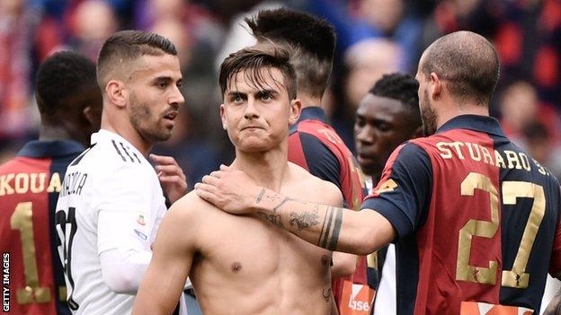 Paulo Dybala (centre)