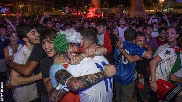 Hinchas italianos celebrando su victoria en semifinales en Roma