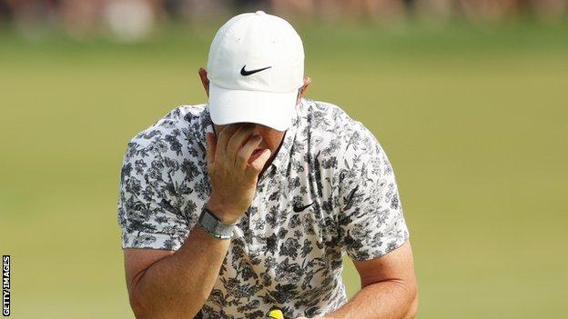 McIlroy joga a bola fora