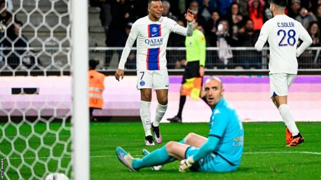Kylian Mbappé viert het doelpunt tegen Angers