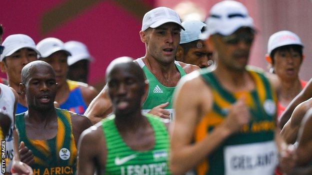 Stephen Scullion (au centre) en action pour l'Irlande au marathon olympique en août avant d'abandonner à mi-parcours