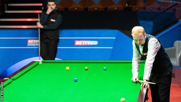 Scotland's Anthony McGill beat Jamie Clarke 13-12 after the Welshman missed a crucial pink when he appeared to be closing in on a 13-11 victory