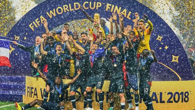 La France soulève le trophée après avoir remporté la Coupe du monde 2018 en Russie