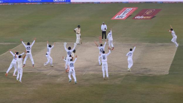 Whole England team, gathered around the wicket, appeal for the final wicket to win the 1st test