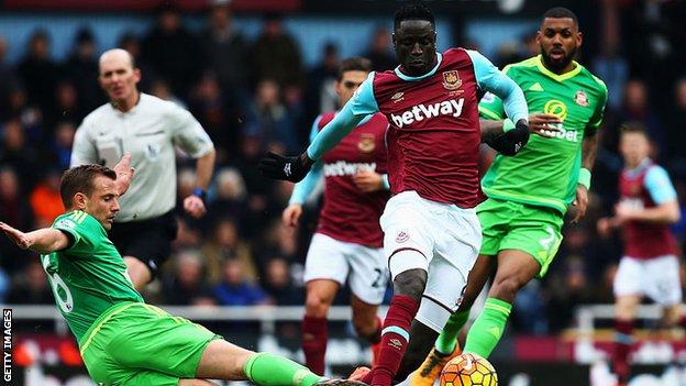 Cheikhou Kouyate: West Ham midfielder signs new deal - BBC Sport