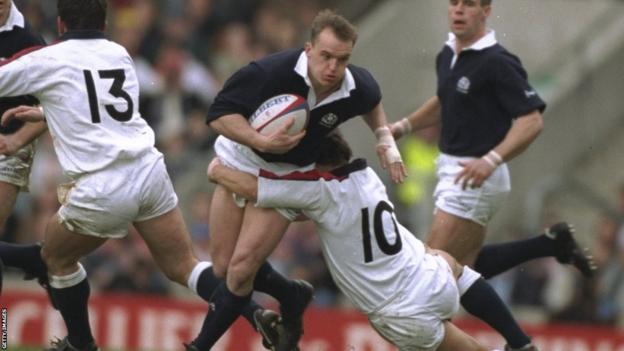 Gregor Townsend tries to evade Rob Andrew in the 1995 Five Nations