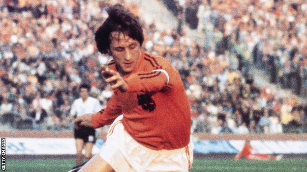 Cruyff in action against Argentina at the 1974 World Cup