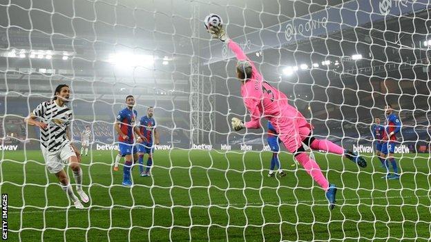 Crystal Palace goalkeeper Vicente Guaita makes a save against Manchester United