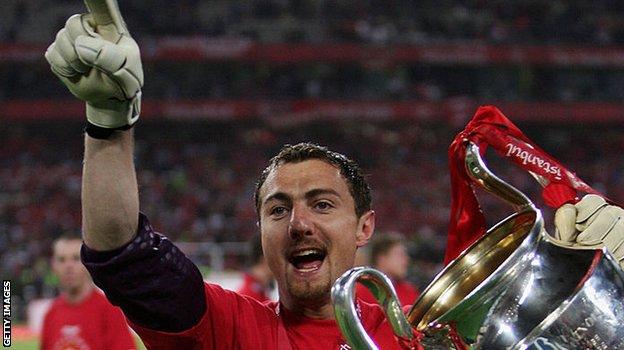 Liverpool goalkeeper Jerzy Dudek with the Champions League trophy