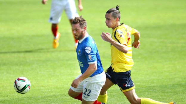 Jamie Mulgrew and Jamie Glackin keep their eyes on the ball as Linfield beat Dungannon Swifts 5-1