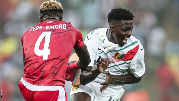 Federico Bikoro fouls Mohamed Bayo