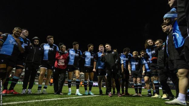 Matt Sherratt addresses the Cardiff players