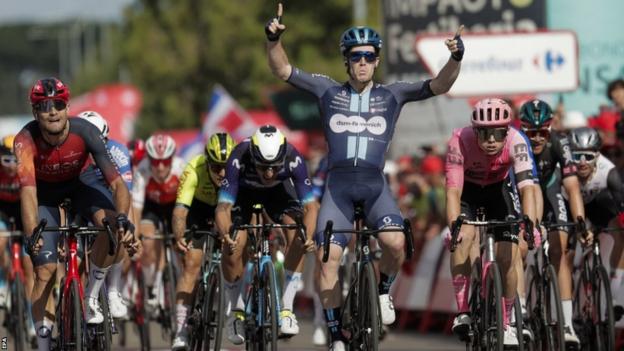 Alberto Dainese wins stage 19 of the 2023 Vuelta a Espana
