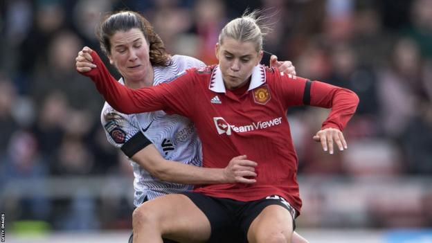 Alessia Russo del Manchester United se enreda con Niamh Fahey del Liverpool