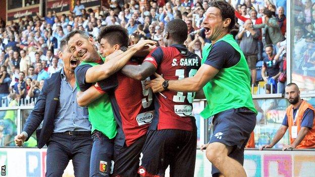 Genoa forward Giovanni Simeone (centre) celebrates with his team-mates after scoring against Pescara