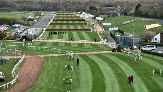 Les coureurs doivent négocier 30 clôtures dans le Grand National