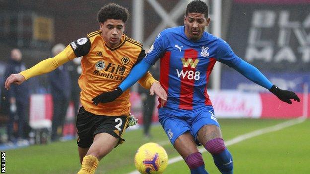 Crystal Palace'tan Patrick van Aanholt, Wolves'tan Ki-Jana Hoever ile iş başında
