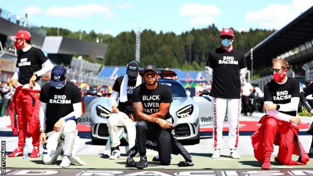 Lewis Hamilton kniet nieder