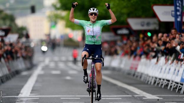 Marlen Reusser puts her arms in the air in celebration after winning the Itzulia Women