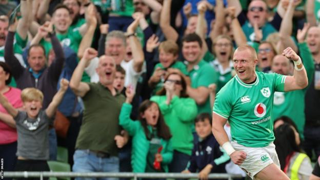 Keith Earls celebrates scoring Ireland's fifth try against England