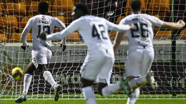 Ross County celebrate Jordy Hiwula's goal