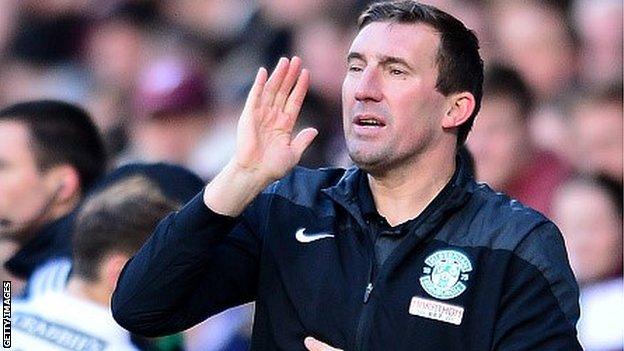 Alan Stubbs makes a point to his Hibs players
