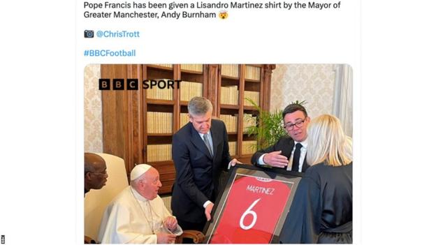 Huge pride' - Lisandro Martinez reacts to his Manchester United shirt being  presented to Pope Francis by mayor Andy Burnham