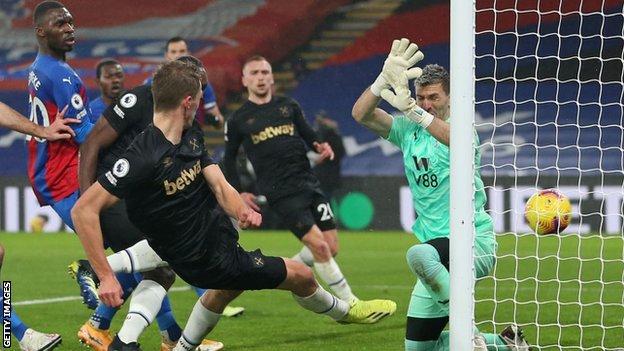 Crystal Palace 2-3 West Ham: Hammers top four but still - Moyes - BBC Sport