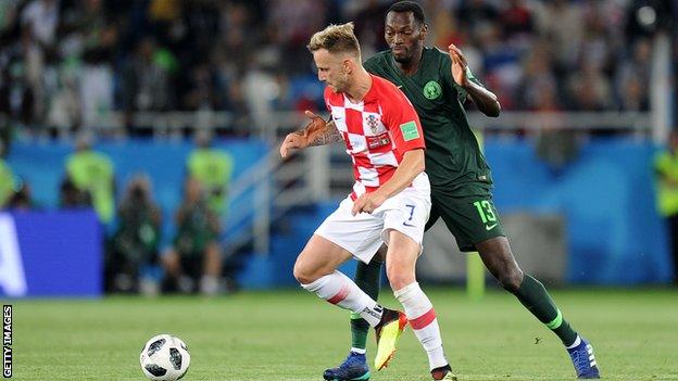 Simi (derecha), la nigeriana, lucha por el balón con Ivan Rakitic en el Mundial 2018
