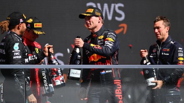 Lewis Hamilton (solda) 2022'de ikinci kez podyuma çıktı