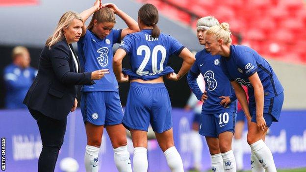 Emma Hayes chatting to the Chelsea team