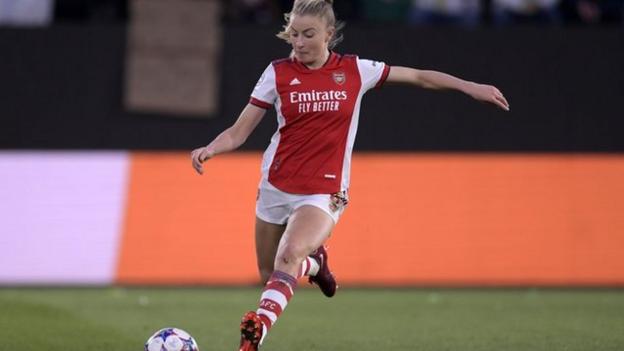 Leah Williamson about to kick a ball for Arsenal