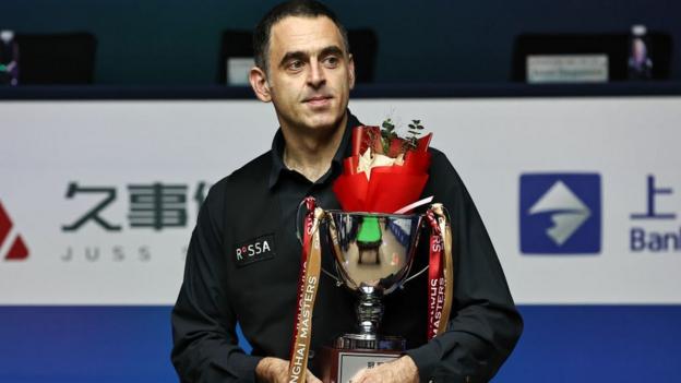 Ronnie O'Sullivan with the trophy in Shanghai