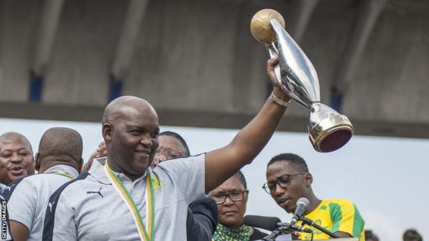 Pitso Mosimane avec le trophée de la Ligue des champions d'Afrique en 2016