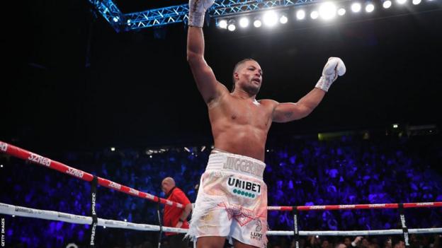 Joe Joyce raises his arm in the ring