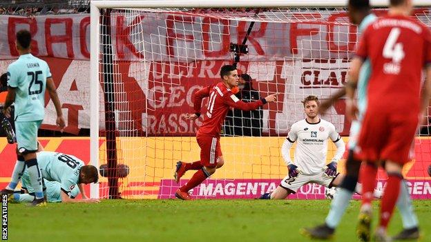 James Rodriguez (centre)