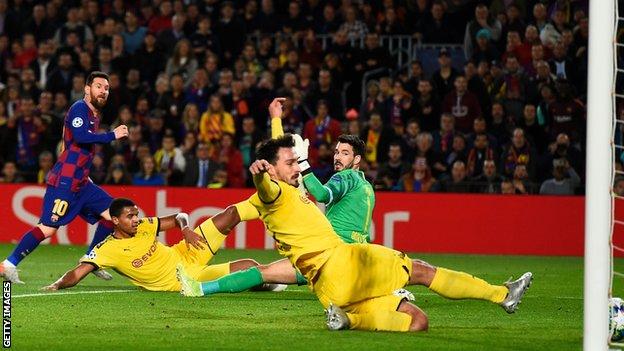 Identitet bundt Fugtig Barcelona 3-1 Borussia Dortmund: Messi inspires on 700th club appearance -  BBC Sport